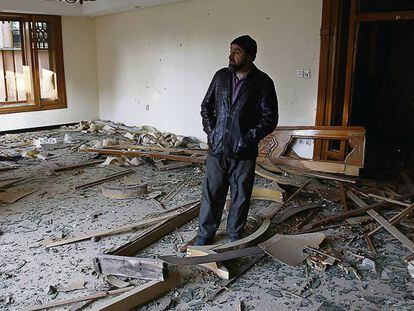 Un hombre en medio de la destrucción tras el ataque contra la Cancillería de España en Kabul.