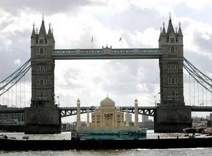 Una miniatura del Taj Mahal navega por el río Támesis de Londres para promocionar a la India