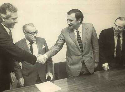 Gonzalo Artiach (izquierda) y José María Vizcaíno se saludan ante el notario (en medio) y ante  Pedro Arroyo en  marzo de 1984 tras constituir Confebask.
