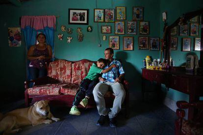 Alirio, de 42 años (en la imagen, con su hijo y su esposa) es uno de los habitantes de la región colombiana de Antioquía que están siendo estudiados por su relación con el alzhéimer.