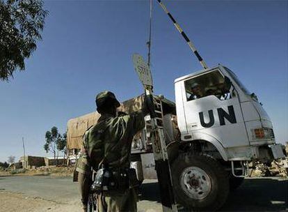 Un soldado etíope da paso en 2005 a un camión de Naciones Unidas en la frontera con Eritrea.