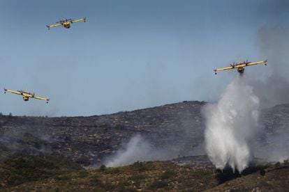 Tres aviones combaten el fuego en el t&eacute;rmino de Pedralba.