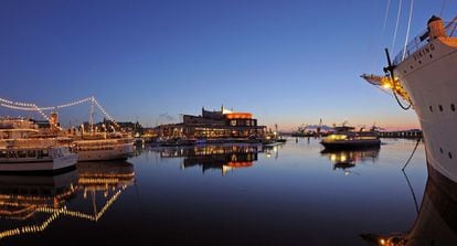 Vista nocturna del puerto de Gotemburgo (Suecia).