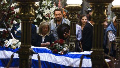 Algunos uruguayos despiden a Galeano.
