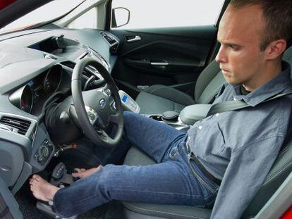 David Rivas, primer conductor espa&ntilde;ol sin brazos, en su coche adaptado. 