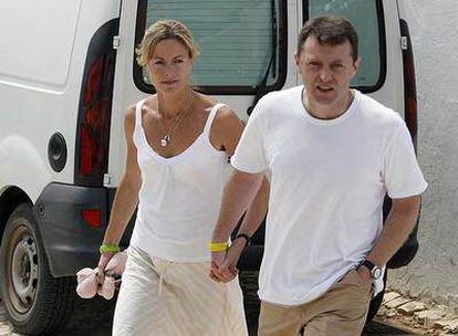 Kate y Gerry McCann, padres de la pequeña Madeleine, en Praia da Luz (Portugal).