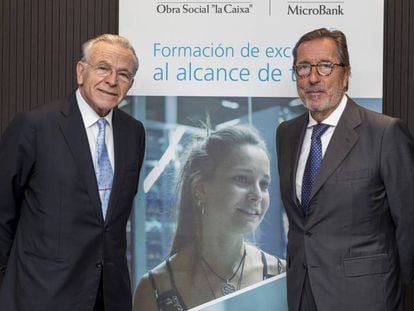 El presidente de la Fundación Bancaria la Caixa, Isidro Fainé (izq), y el presidente de MicroBank, Antonio Vila.