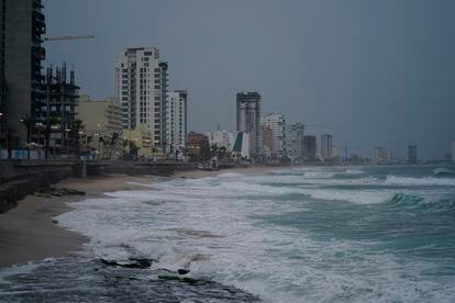 La temporada de mayor intensidad de huracanes empezó el pasado 1 de junio y terminará el próximo 30 de noviembre. En la imagen, una playa en Mazatlán mientras 'Orlene' se acerca a las costas de la ciudad.