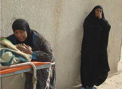 Una mujer acaricia la cara de su hijo, muerto el viernes en un ataque en Baquba, al noreste de Bagdad.