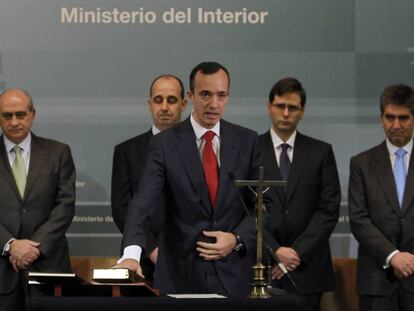 Francisco Martínez, en su toma de posesión en 2012. A la izquierda, Jorge Fernández Díaz.