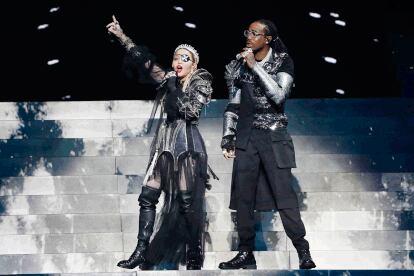 Con una realización que no invitaba a los primeros planos de la cantante, Madonna y su total look de doncella de Orleans se complementó con el del artista Quavo, también con look dark de inspiración medieval, al entonar Future .