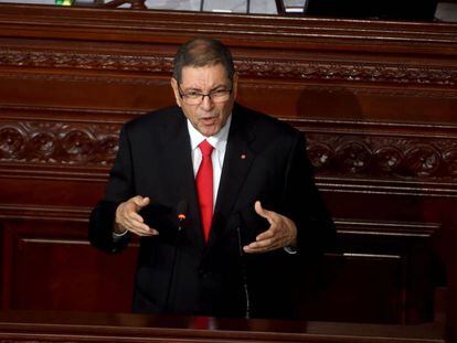 Habib Essid durante su intervenci&oacute;n en el Parlamento tunecino durante la moci&oacute;n de confianza