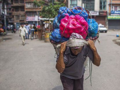 Un vendedor carga con vegetales en Kathmandu, Nepal