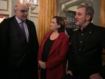 Ada Colau charlando con el presidente del Liceo, Salvador Alemany, y con Jaume Collboni.