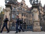 Tres policías abandonan el palacio real de Dresde, el pasado 27 de noviembre.