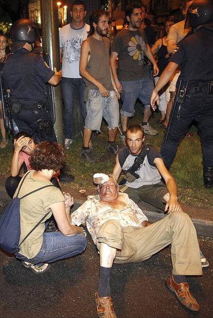 Un hombre herido en el suelo tras la carga polical.
