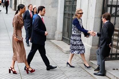 José Luis Martínez-Almeida saluda a la infanta Elena, que llega acompañada por sus hijos, Victoria Federica y Felipe Juan Froilán de Marichalar y Borbón. 