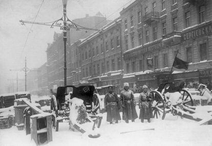 Soldados en una barricada en la avenida Liteiny en San Petesburgo en febrero de 1917.