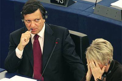 Barroso y la comisaria designada, la sueca Margot Wallstrom, durante el debate parlamentario.