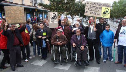 Protesta de afectados por la estafa de las participaciones preferentes en Cornellà de Llobretgat.