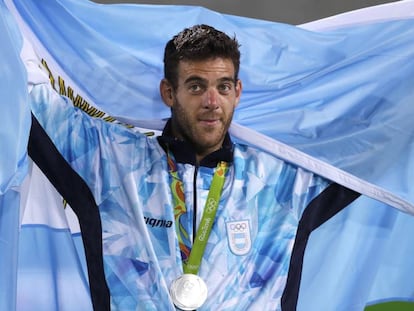 El tenista Juan Mart&iacute;n del Potro al recibir la medalla de plata. 