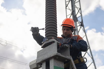 Obras de reparación de un equipo eléctrico central en el norte de Ucrania, el 27 de marzo.