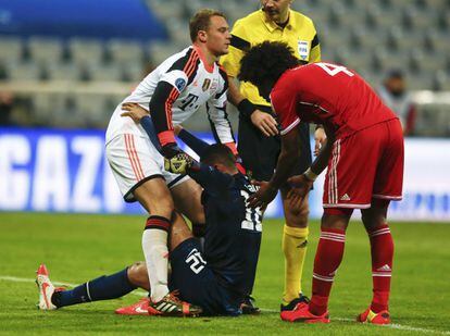 Manuel Neuer y Chris Smalling en un lance del choque. 