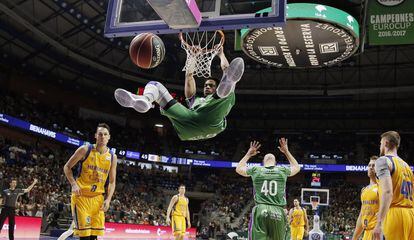 Brooks machaca el aro del Herbalife Gran Canaria