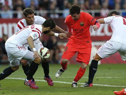 Messi trata de controlar el bal&oacute;n rodeado de jugadores del Sevilla.