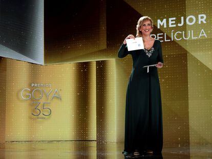 La enfermera Ana María Ruiz anuncia el premio a la mejor película para 'Las niñas'.
