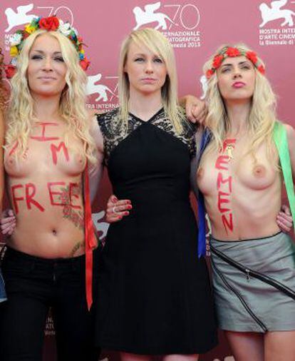 Kitty Green, directora del documental 'Ucrania no es un burdel', en medio de las activistas femeninas del grupo Femen.
