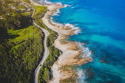 Vista aérea de la australiana Great Ocean Road, una de las carreteras de costa más bellas del mundo.