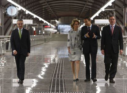 José Blanco, Esperanza Aguirre, José Luis Rodríguez Zapatero y Alberto Ruiz Gallardón, ayer, en uno de los vestíbulos de la nueva estación de Sol.