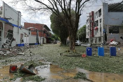 Estado en el que ha quedado la calle donde explotó la madrugada de jueves un coche bomba, en Saravena, Arauca.