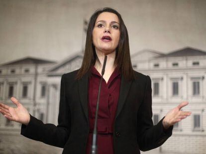 La presidenta y portavoz del Grupo Parlamentario de Ciudadanos, Inés Arrimadas, interviene en una rueda de prensa en el Congreso de los Diputados. 
 
