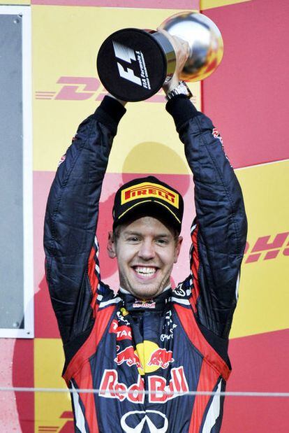 Sebastian Vettel alza el trofeo de tercer clasificado en Suzuka, puesto que le da el título mundial.