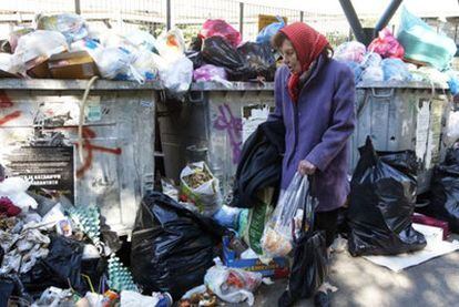 Olga Onassis, entre basuras en las calles de Grecia.