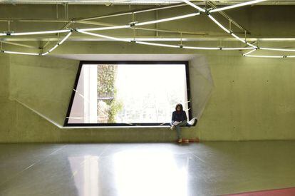 Interior de Caixa Forum, centro cultural y de exposiciones proyectado por el estudio de arquitectura suizo Herzog & De Meuron.