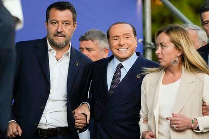 Matteo Salvini (a la izquierda) y Giorgia Meloni ayudan a Silvia Berlusconi en el mitin de Roma. Berlusconi que ha hecho la campaña electoral en las redes sociales y con entrevistas televisivas sin participar en mítines por Italia viajó a Roma para participar en la plaza del Popolo el mitín de final de la campaña electoral en vista de las elecciones del próximo domingo.