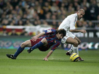 Zidane lucha por la pelota con Messi durante un partido de Liga en 2005.
