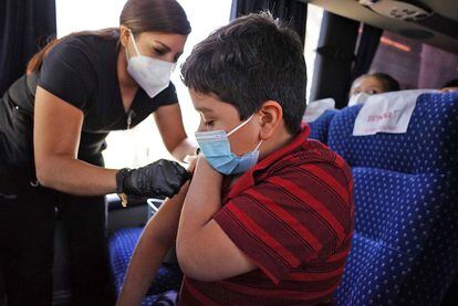 La vacunación en niños de entre 5 y 11 años ya ha comenzado en países como México. En la imagen, un menor recibe la inoculación en Nuevo León.