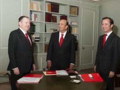 El presidente de Banco Santander, Emilio Botín, flanqueado por el exconsejero delegado de la entidad, Alfredo Sáenz (izquierda), y su sucesor, Javier Marín
