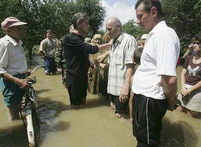 El presidente ucraniano, Víctor Yúschenko, con víctimas de las inundaciones