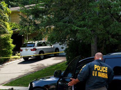 La policía inspecciona la casa de la juez Esther Salas, en Nueva Jersey, tras el tiroteo.