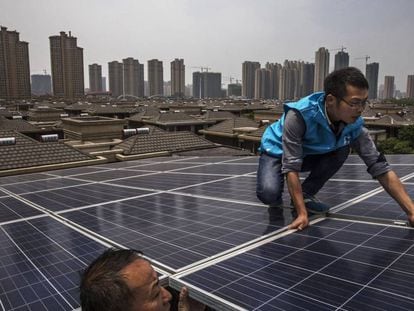 Trabajadores instalan paneles solares en Wuhan, China. 