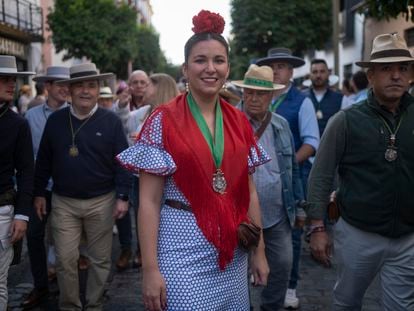 María de la O Carnerero antes de salir con la Hermandad del Rocío de Triana para hacer el camino hasta la aldea almonteña.