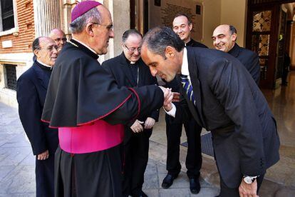 Francisco Camps, presidente de la GEneralitat, saluda al arzobispo de Valencia, Carlos Osorio.
