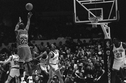 Michael Jordan lanza a canasta en un partido ante New York de la temporada 1991, año en el que ganó su primer anillo tras derrotar a los Lakers en la final por 4-1.