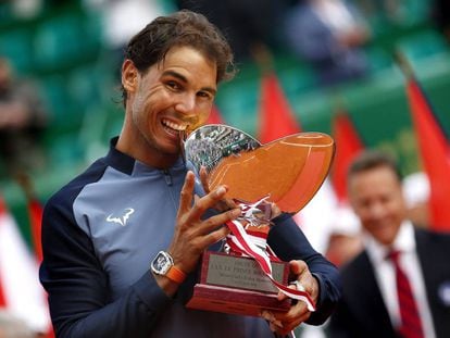 Nadal muerde el trofeo de Montecarlo.