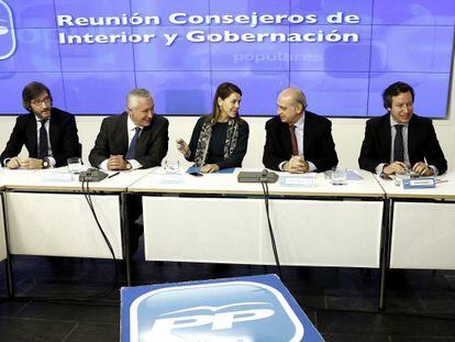 Iñaki Oyarzábal en una reunión en Madrid con miembros de su partido entre los que estaba, ( segundo por la derecha) el ministro del Interior